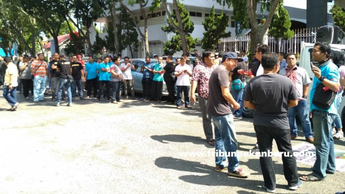Aksi Massa Belum Datang, Polisi dan Satpol PP Berjaga Di Kantor Walikota Pekanbaru